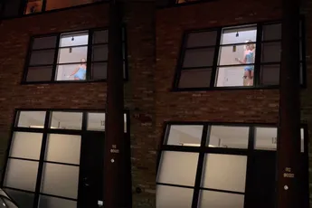Man ziet dame in woning dansen en gaat op zoek naar haar, en ze mag er zeker wezen
