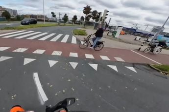 Motorrijder in Den Haag is boos op fietser, maar vergeet dat hij haaientanden heeft