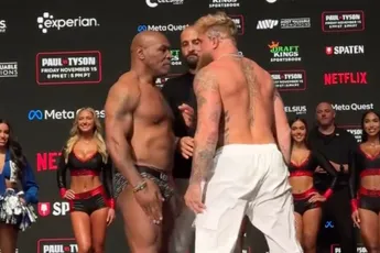 Mike Tyson geeft Jake Paul alvast een vlakke hand klap tijdens weegmoment
