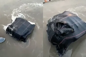 Iemand is heel veel sneeuw kwijt en dat is aangespoeld op het strand van Scheveningen