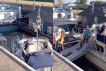 Vrachtschip laat lekker zijn schroef draaien in een sluis