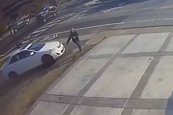 De oude baas was gelukkig scherp en wist te ontkomen aan de Toyota die op hem af vloog