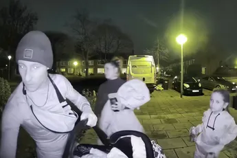 Bijna de hele familie in paniek om wegrollende bus