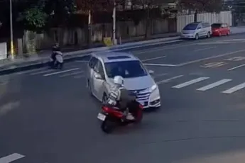 Jongedame laat motorrijder vliegen en stuiteren