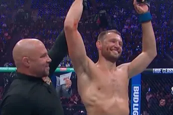 MMA-vechter Reinier de Ridder leert Kevin Holland een lesje grondgevecht tijdens UFC 311