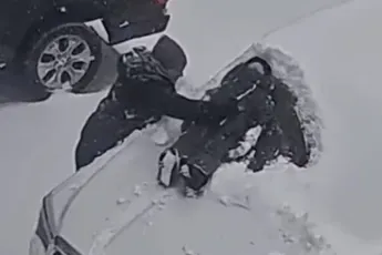 Kind, ook handig om je auto sneeuwvrij te maken