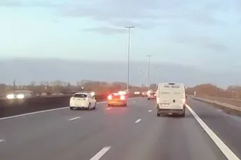 Automobilist test z’n remmen midden op Belgische snelweg