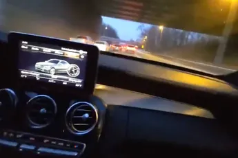 Met één hand sturen mislukt, crash wel live te zien op Instagram