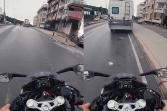 Motormuis zag in Istanboel camper over het hoofd en niet alleen de moskee was nog blauw