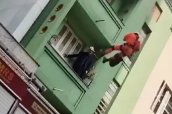 Brandweerman probeert leven te redden, maar moet daarna bijna zelf gered worden