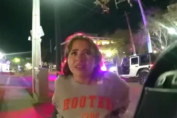 Hooters-meisje wordt warm van mannen in uniform, en daar moet deze agent aan geloven