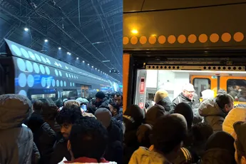 Uitstappen uit de trein op het station van Keulen is nogal een uitdaging