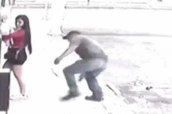 Creepy gast laat zien hoe je jezelf nooit moet gedragen als man op straat