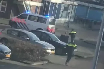 Politie moest achter eigen politiebusje aan in Utrechtse wijk Zuilen