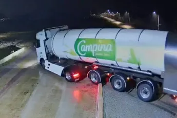 Vrachtwagenchauffeur schudt de melk even goed voor het lossen
