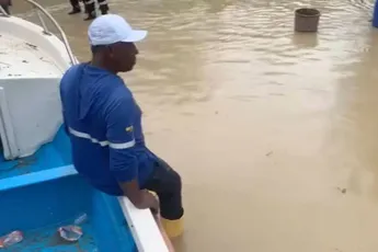 Man maakt van uit bootje springen een bijna-doodervaring