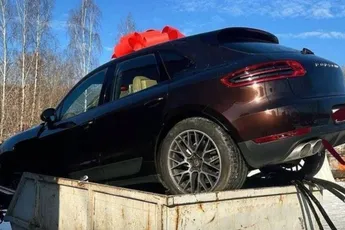 In Moskou gooide een man de Porsche van zijn vrouw in de afvalcontainer