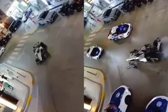 Abu Dhabi-politie in supercars rijdt een Formule-auto vast in het centrum van de stad
