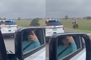 Texas op z’n best: Cowboy knalt keihard tegen verkeersbord