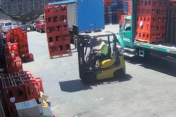Als je een baaldag hebt, wees dan blij dat je geen heftruckchauffeur bent