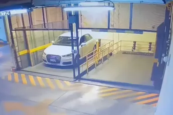 Auto lift in New York doet z’n werk niet helemaal goed