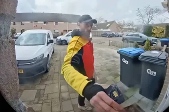 Bezorger is een beetje bang, hoort hond blaffen, gooit pakket neer en rent weg