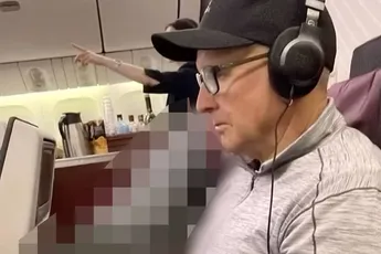 Australisch echtpaar gedwongen urenlang naast overleden passagier te zitten tijdens Qatar Airways-vlucht
