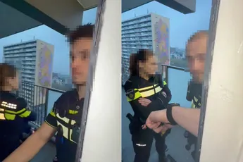 Man heeft veel agenten die zijn woning binnen willen, maar hij laat ze gewoon buiten wachten