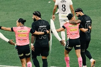 Memphis Depay en vrouwelijke arbiter stelen de show met opvallend moment
