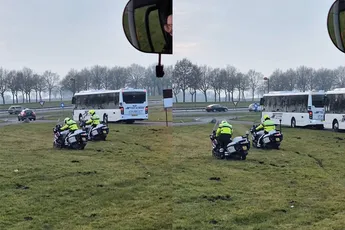 Nee joh, daar kun je niet te lang om lachen: Politie vast in de modder
