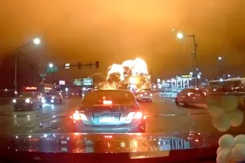 Veel ooggetuigen met camera's hebben ambulancevliegtuig neer zien storten in Philadelphia
