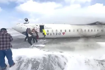 Vliegtuig crasht en komt op zijn kop terecht op vliegveld Toronto: Paniek aan boord!
