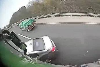 BMW-rijder doet op de ring van Hangzhou zijn naam eer aan, met alle gevolgen van dien