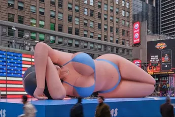 Opblaasbare Kim Kardashian van 18 meter in bikini neemt Times Square over