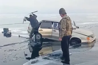 Dagje ijsvissen op het Baikalmeer verliep niet geheel volgens plan