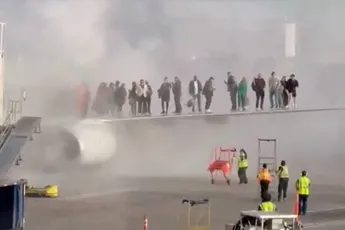 American Airlines Boeing 737-800 in de problemen: vliegtuigmotor in de hens