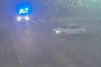 Russische stuntchauffeur met vermoedelijk een slok op knalt op ambulance onderweg naar noodgeval