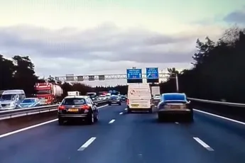 Tesla-rijder op de A12 haalt asociaal in, maar geeft wel netjes richting aan