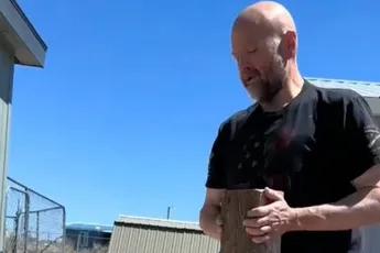 Jared heeft zijn teen gebroken en laat ons zien hoe dat kon gebeuren