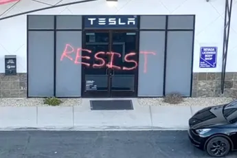 Gewapende gek richt ravage aan bij Tesla Las Vegas: auto’s in de fik, kogels en graffiti