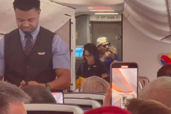Southwest Airlines-flight attendant dropt meest witte safety-rap denkbaar