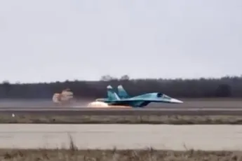 Russische Su-34 straaljager maakt buiklanding zonder landingsgestel