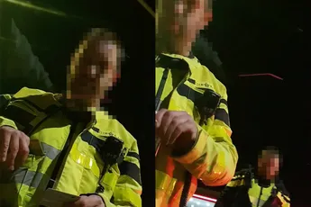 Agent is het niet meewerken zat en uiteindelijk mag jongeman toch uitstappen en armen spreiden