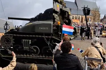 Bevrijdingsoptocht in Winterswijk gaat fout: legervoertuig trekt geluidsinstallatie omver