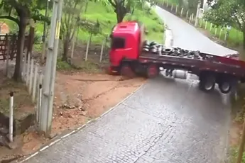 Blij dat ik glij voor vrachtwagenchauffeur op heuveltje