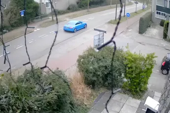 'Bro' gaat driftend door de bocht, moet uitwijken en parkeert tegen een boom