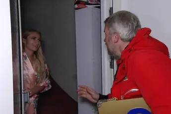 Chaos bij thuiswinnaars Miljoenenjacht: Schaars geklede vrouw doet open en balende buurman