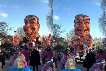 Ferry 'Pillenkoning' Bouman als Koning van de Camping tijdens carnaval in Zwaag
