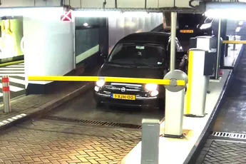 Ja, zo kom je ook wel door de slagbomen in de parkeergarage