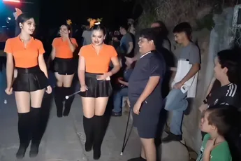 Je kunt zeggen wat je wilt, maar deze jongen slaapt vanavond met een twirl meisje